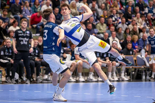 11 12 2025, Handball, HBL, Bergischer HC ThSV Eisenach, Unihalle Wuppertal Soeren Steinhaus BHC 53 in a duel against Stephan Seitz Eisenach 44 North Rhine-Westphalia Germany