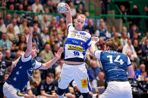 11 12 2025, Handball, HBL, Bergischer HC ThSV Eisenach, Unihalle Wuppertal Soeren Steinhaus BHC 53 and Gerdas Babarskas BHC 14 defend against Fynn Hangstein Eisenach 10 North Rhine-Westphalia Germany