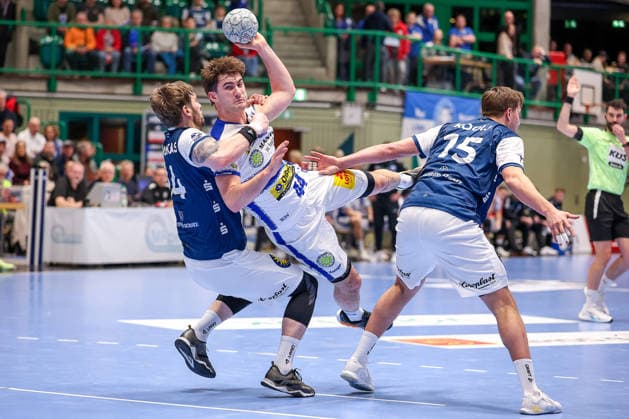 11 12 2025, Handball, HBL, Bergischer HC ThSV Eisenach, Unihalle Wuppertal Gerdas Babarskas BHC 14 in a duel against Stephan Seitz Eisenach 44 North Rhine-Westphalia Germany
