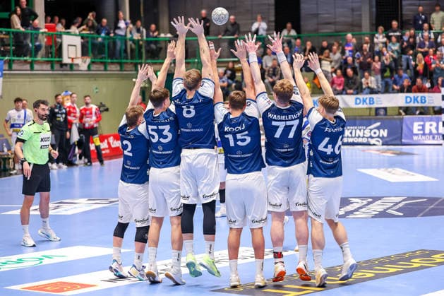 11 12 2025, Handball, HBL, Bergischer HC ThSV Eisenach, Unihalle Wuppertal The Blue Wall of the BHC defends during a free throw shortly before the end of the first half v L Noah Beyer BHC 02 Soeren Steinhaus BHC 53 Nico Schöttle BHC 08 Lars Kooij BHC 15 Johannes Wasielewski BHC 77 Julian Fuchs BHC 46 North Rhine-Westphalia Germany
