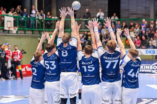 11 12 2025, Handball, HBL, Bergischer HC ThSV Eisenach, Unihalle Wuppertal The Blue Wall of the BHC defends during a free throw shortly before the end of the first half v L Noah Beyer BHC 02 Soeren Steinhaus BHC 53 Nico Schöttle BHC 08 Lars Kooij BHC 15 Johannes Wasielewski BHC 77 Julian Fuchs BHC 46 North Rhine-Westphalia Germany
