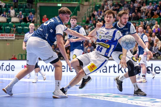 11 12 2025, Handball, HBL, Bergischer HC ThSV Eisenach, Unihalle Wuppertal Stephan Seitz Eisenach 44 is tied up by Soeren Steinhaus BHC 53 and Gerdas Babarskas BHC 14 North Rhine-Westphalia Germany