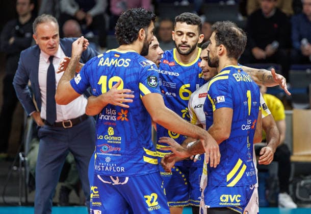11 12 25, Berlin, Volleyball 1 Bundesliga, Men, CEV Champions League , BR Volleys Club Voleibol Guaguas, Max Schmeling Halle The team is happy about the point win BR Volleys