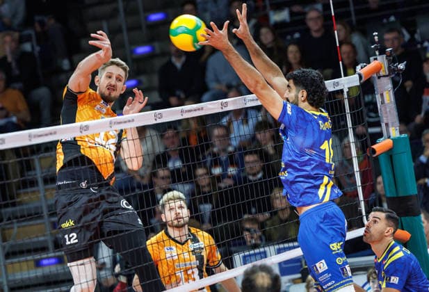 11 12 25, Berlin, Volleyball 1 Bundesliga, Men, CEV Champions League , BR Volleys Club Voleibol Guaguas, Max Schmeling Halle Florian Krage Brewitz BR Volleys plays the ball over the net BR Volleys
