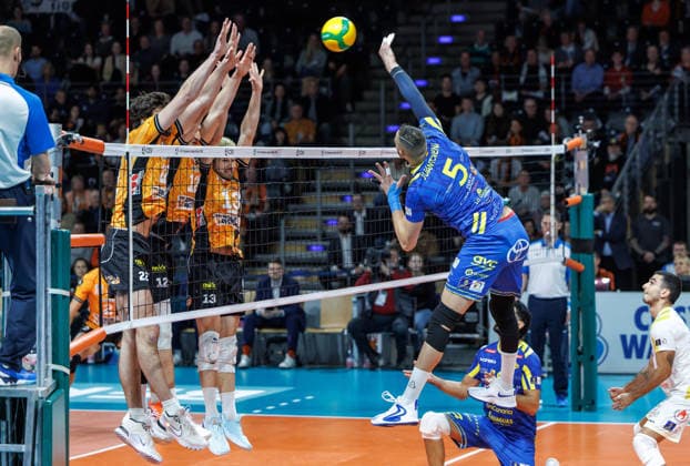 11 12 25, Berlin, Volleyball 1 Bundesliga, Men, CEV Champions League , BR Volleys Club Voleibol Guaguas, Max Schmeling Halle Jake Hanes BR Volleys , Florian Krage Brewitz BR Volleys and Ruben Schott BR Volleys block the ball BR Volleys