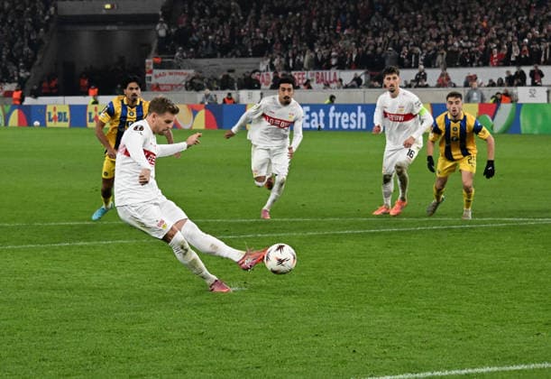 11 12 2025, xsltx, Football UEFA Europa League, VfB Stuttgart Maccabi Tel Aviv v l Maximilian Mittelstädt VfB Stuttgart Goal scored, scored the goal for 3 0 penalty, penalty kick, Stuttgart