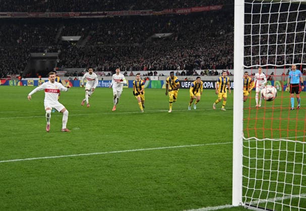 11 12 2025, xsltx, Football UEFA Europa League, VfB Stuttgart Maccabi Tel Aviv v l Maximilian Mittelstädt VfB Stuttgart Goal scored, scored the goal for 3 0 penalty, penalty kick, Stuttgart