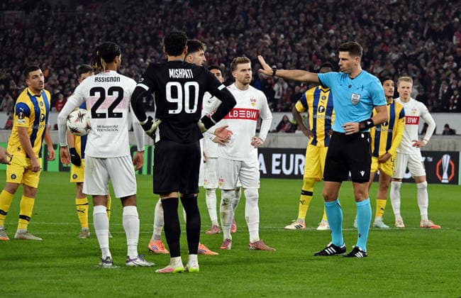 11 12 2025, xsltx, football UEFA Europa League, VfB Stuttgart Maccabi Tel Aviv v l referee Marian Alexandru Barbu Romania video evidence, video referee, video referee, video judge Stuttgart