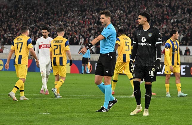 11 12 2025, xsltx, football UEFA Europa League, VfB Stuttgart Maccabi Tel Aviv v l referee Marian Alexandru Barbu Romania video evidence, video referee, video referee, video judge Stuttgart