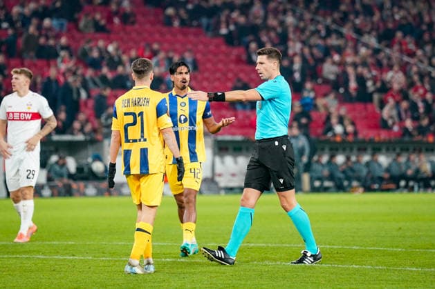 Football UEFA Europa League 2025 26, Matchday 6 VfB Stuttgart vs Maccabi Tel Aviv FC Arena Stuttgart Germany Referee Marian Barbu ROU points to the penalty spot Copyright: xJOERANxSTEINSIEKx