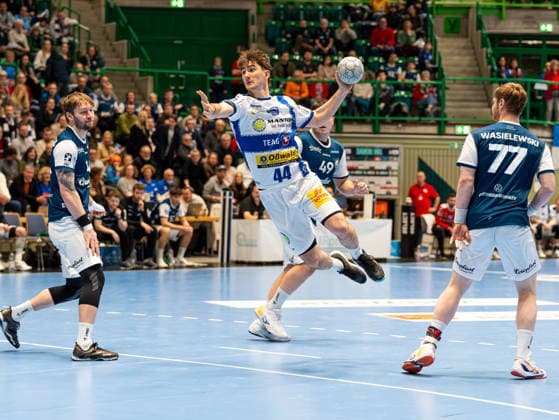 Stephan Seitz ThSV Eisenach, 44 on goal Johannes Wasielewski Bergischer HC, 77 and Gerdas Babarskas Bergischer HC, 14 can do nothing more Bergischer HC vs ThSV Eisenach, Handball, 1 Bundesliga, Matchday 16, Season 2025 2026, 11 12 2025 Bergischer HC vs ThSV Eisenach, Handball, 1 Bundesliga, Matchday 16, Season 2025 2026, 11 12 2025 Wuppertal Copyright: xEibner-Pressefoto DamianxKruczynx EP_DKI
