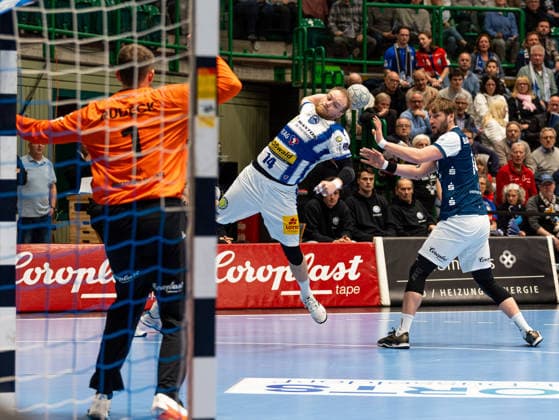 Peter Walz ThSV Eisenach, 14 during a throw on goal against Christopher Rudeck Bergischer HC, 01 Bergischer HC vs ThSV Eisenach, Handball, 1 Bundesliga, Matchday 16, Season 2025 2026, 11 12 2025 Bergischer HC vs ThSV Eisenach, Handball, 1 Bundesliga, Matchday 16, Season 2025 2026, 11 12 2025 Wuppertal Copyright: xEibner-Pressefoto DamianxKruczynx EP_DKI
