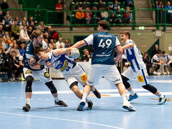 Stephan Seitz ThSV Eisenach, 44 is held in the attack by Gerdas Babarskas Bergischer HC, 14 and Aron Seesing Bergischer HC, 49 Bergischer HC vs ThSV Eisenach, Handball, 1 Bundesliga, Matchday 16, Season 2025 2026, 11 12 2025 Bergischer HC vs ThSV Eisenach, Handball, 1 Bundesliga, Matchday 16, Season 2025 2026, 11 12 2025 Wuppertal Copyright: xEibner-Pressefoto DamianxKruczynx EP_DKI