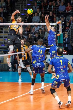 11 12 25, Berlin, Volleyball 1 Bundesliga, Men, CEV Champions League , BR Volleys Club Voleibol Guaguas, Max Schmeling Halle Florian Krage Brewitz BR Volleys plays the ball over the net BR Volleys
