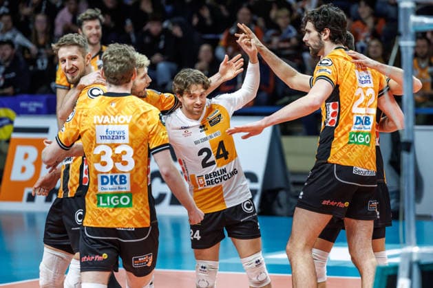 11 12 25, Berlin, Volleyball 1 Bundesliga, Men, CEV Champions League , BR Volleys Club Voleibol Guaguas, Max Schmeling Halle The team is happy about the first set win BR Volleys