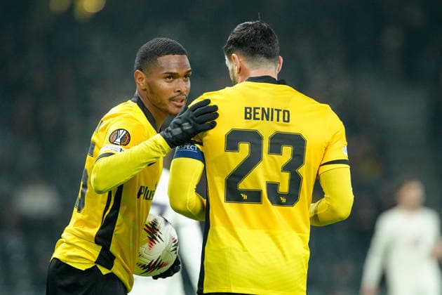 Switzerland UEFA Europa League 2025 26, BSC Young Boys vs LOSC Lille Stadion Wankdorf, Bern Rayan Raveloson 45 Young Boys in conversation with Loris Benito 23 Young Boys Bern Stadion Wankdorf Bern Switzerland Copyright: xKjetilxWaberx