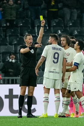 Switzerland UEFA Europa League 2025 26, BSC Young Boys vs LOSC Lille Stadion Wankdorf, Bern Olivier Giroud 9 Lille gets a yellow card from referee Sander van der Eijk Bern Stadion Wankdorf Bern Switzerland Copyright: xKjetilxWaberx