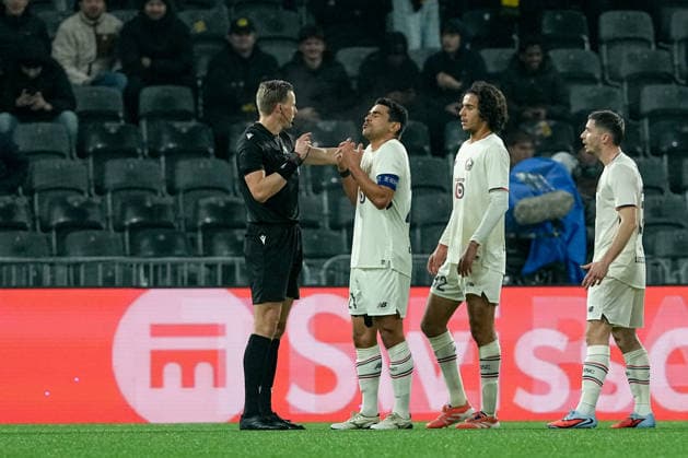 Switzerland UEFA Europa League 2025 26, BSC Young Boys vs LOSC Lille Stadion Wankdorf, Bern Benjamin Andre 21 Lille in conversation with referee Sander van der Eijk Bern Stadion Wankdorf Bern Switzerland Copyright: xKjetilxWaberx