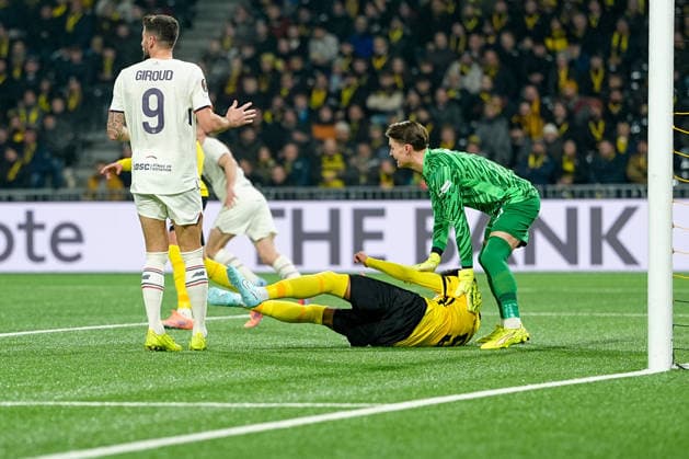 Switzerland UEFA Europa League 2025 26, BSC Young Boys vs LOSC Lille Stadion Wankdorf, Bern Sergio Cordova 9 Young Boys falls in goalkeeper Marvin Keller 1 Young Boys Bern Stadion Wankdorf Bern Switzerland Copyright: xKjetilxWaberx
