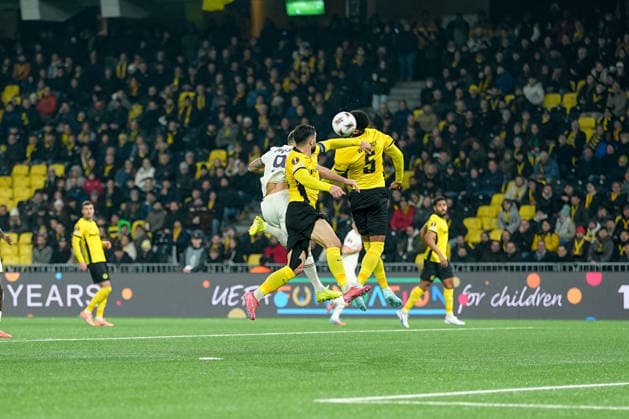 Switzerland UEFA Europa League 2025 26, BSC Young Boys vs LOSC Lille Stadion Wankdorf, Bern Gregory Wüthrich Gregory Wuthrich 5 Young Boys in header duel with Olivier Giroud 9 Lille Bern Stadion Wankdorf Bern Switzerland Copyright: xKjetilxWaberx