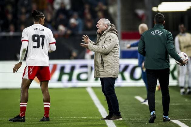 UTRECHT - (l-r) Sebastien Haller of FC Utrecht and FC Utrecht coach Ron Jans during the UEFA Europa League match between FC Utrecht and Nottingham Forest at the Galgenwaard Stadium on December 11, 2025, in Utrecht, Netherlands. ANP ROBIN VAN LONKHUIJSEN UEFA Europa League matchday 6 2025-2026 xVIxANPxSportx xxANPxIVx 544599983 originalFilename: 544599983.jpg