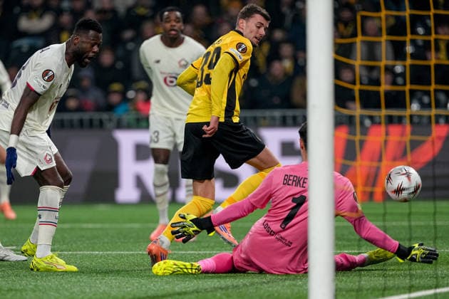 Switzerland UEFA Europa League 2025 26, BSC Young Boys vs LOSC Lille Stadion Wankdorf, Bern Goal by Darian Males 39 Young Boys vs goalkeeper Berke Ozer 1 Lille Bern Stadion Wankdorf Bern Switzerland Copyright: xKjetilxWaberx