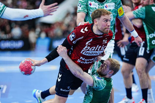 Simon Pytlick SG Flensburg Handewitt, 02 , Matthes Langhoff Fuechse Berlin, 25 GER, SG Flensburg Handewitt vs Fuechse Berlin, Handball, Bundesliga, Matchday 16, Season 2026 2026, 11 12 2025 GER, SG Flensburg Handewitt vs Fuechse Berlin, Handball, Bundesliga, Matchday 16, Season 2026 2026, 11 12 2025 Flensburg Copyright: xEibner-Pressefoto MarcelxvonxFehrnx EP_MFN