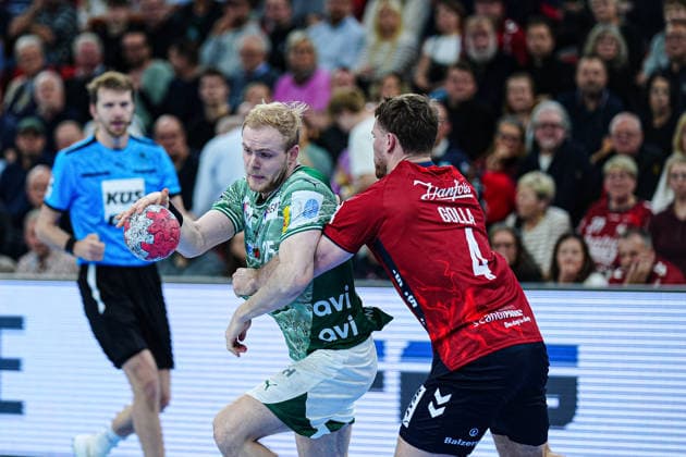 Matthes Langhoff Fuechse Berlin, 25 , Johannes Golla SG Flensburg Handewitt, 04 GER, SG Flensburg Handewitt vs Fuechse Berlin, Handball, Bundesliga, Matchday 16, Season 2026 2026, 11 12 2025 GER, SG Flensburg Handewitt vs Fuechse Berlin, Handball, Bundesliga, Matchday 16, Season 2026 2026, 11 12 2025 Flensburg Copyright: xEibner-Pressefoto MarcelxvonxFehrnx EP_MFN