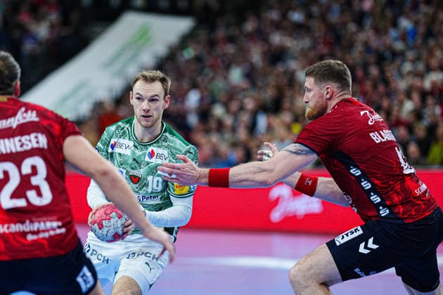 Mathias Gidsel Fuechse Berlin, 19 , Blaz Blagotinsek SG Flensburg Handewitt, 43 GER, SG Flensburg Handewitt vs Fuechse Berlin, Handball, Bundesliga, Matchday 16, Season 2026 2026, 11 12 2025 GER, SG Flensburg Handewitt vs Fuechse Berlin, Handball, Bundesliga, Matchday 16, Season 2026 2026, 11 12 2025 Flensburg Copyright: xEibner-Pressefoto MarcelxvonxFehrnx EP_MFN