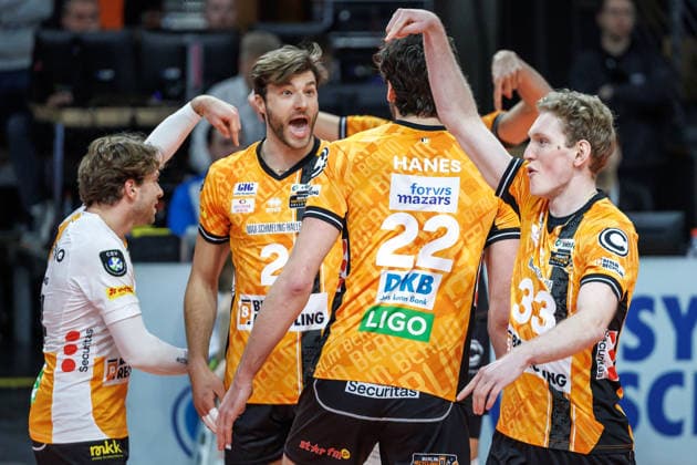 11 12 25, Berlin, Volleyball 1 Bundesliga, Men, CEV Champions League , BR Volleys Club Voleibol Guaguas, Max Schmeling Halle The team is happy about the first point win BR Volleys