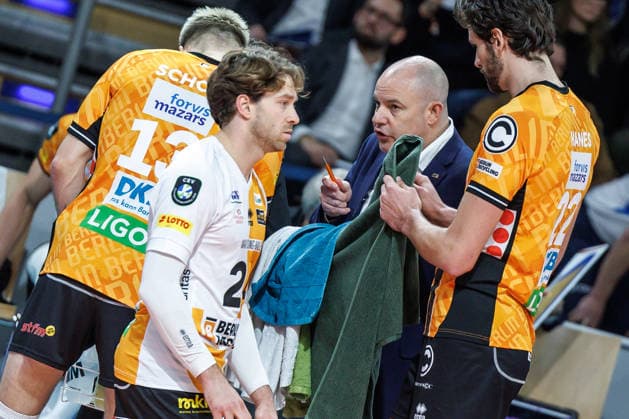 11 12 25, Berlin, Volleyball 1 Bundesliga, Men, CEV Champions League , BR Volleys Club Voleibol Guaguas, Max Schmeling Halle Coach Joel Banks BR Volleys discusses with Kyle Dagostino BR Volleys BR Volleys