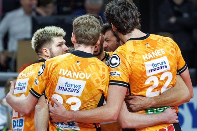 11 12 25, Berlin, Volleyball 1 Bundesliga, Men, CEV Champions League , BR Volleys Club Voleibol Guaguas, Max Schmeling Halle The team is happy about the first point win BR Volleys