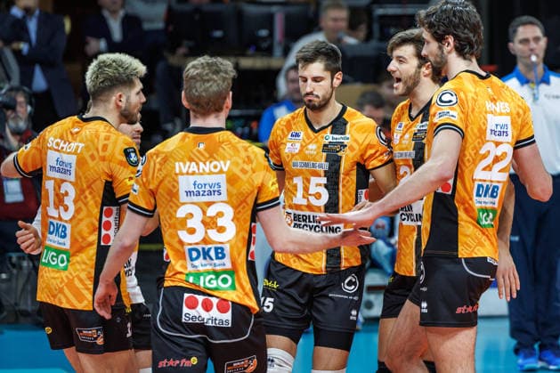 11 12 25, Berlin, Volleyball 1 Bundesliga, Men, CEV Champions League , BR Volleys Club Voleibol Guaguas, Max Schmeling Halle The team is happy about the first point win BR Volleys