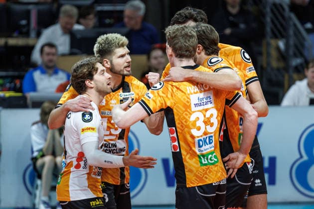 11 12 25, Berlin, Volleyball 1 Bundesliga, Men, CEV Champions League , BR Volleys Club Voleibol Guaguas, Max Schmeling Halle The team is happy about the first point win BR Volleys