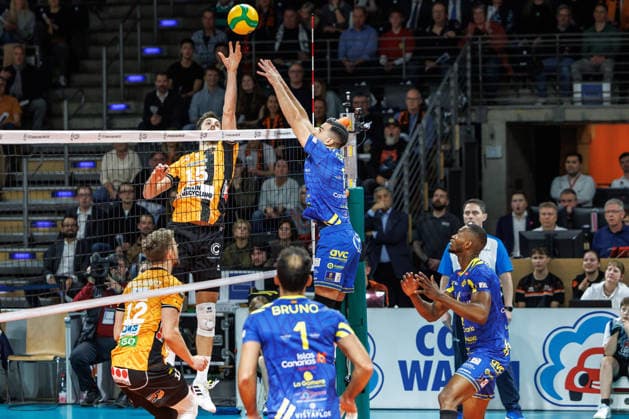 11 12 25, Berlin, Volleyball 1 Bundesliga, Men, CEV Champions League , BR Volleys Club Voleibol Guaguas, Max Schmeling Halle Moritz Reichert BR Volleys plays the ball over the net BR Volleys