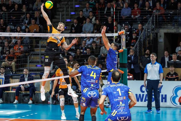 11 12 25, Berlin, Volleyball 1 Bundesliga, Men, CEV Champions League , BR Volleys Club Voleibol Guaguas, Max Schmeling Halle Florian Krage Brewitz BR Volleys plays the ball over the net BR Volleys