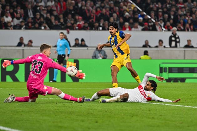 Europa League VfB Stuttgart Maccabi Tel Aviv 11 12 2025 STUTTGART, GERMANY 11 DECEMBER f l Alexander NUEBEL VfB Stuttgart 33 , Dor PERETZ Maccabi Tel Aviv 42 and Lorenz ASSIGNON VfB Stuttgart 22 during the match between VfB Stuttgart and Maccabi Tel Aviv on matchday 6 of the UEFA Europa League at the MHP Arena Copyright: xBEAUTIFULxSPORTS Goldbergx