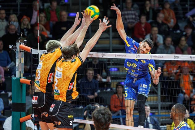 11 12 25, Berlin, Volleyball 1 Bundesliga, Men, CEV Champions League , BR Volleys Club Voleibol Guaguas, Max Schmeling Halle Ruben Schott BR Volleys and Matthew Knigge BR Volleys block the ball BR Volleys