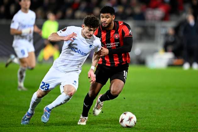 Midtjylland v KRC Genk - UEFA Europa League MIDTJYLLAND, DENMARK - DECEMBER 11 : Mirisola Robin forward of KRC Genk and Bravo Pedro midfielder of Midtjylland during the UEFA Europa League 2025 26 League Phase MD6 match between Midtjylland and KRC Genk on December 11, 2025 in Midtjylland, Denmark, 11 12 2025 Midtjylland Denmark  Copyright: xTomasxSiskx
