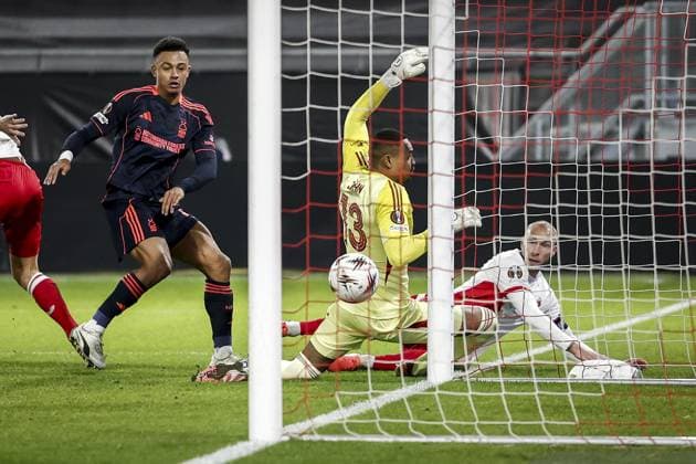 UTRECHT - Mike van der Hoorn of FC Utrecht scores the 1-1 goal during the UEFA Europa League match between FC Utrecht and Nottingham Forest at the Galgenwaard Stadium on December 11, 2025, in Utrecht, Netherlands. ANP ROBIN VAN LONKHUIJSEN UEFA Europa League matchday 6 2025-2026 xVIxANPxSportx xxANPxIVx 544601182 originalFilename: 544601182.jpg