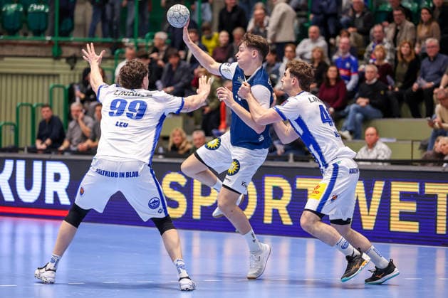 11 12 2025, Handball, HBL, Bergischer HC ThSV Eisenach, Unihalle Wuppertal Tillmann Leu Eisenach 99 and Stephan Seitz Eisenach 44 in a duel against Soeren Steinhaus BHC 53 North Rhine-Westphalia Germany