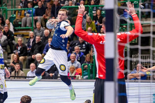 11 12 2025, Handball, HBL, Bergischer HC ThSV Eisenach, Unihalle Wuppertal Nico Schöttle BHC 08 throws on the goal of goalkeeper Matija Spikic Eisenach 01 North Rhine-Westphalia Germany