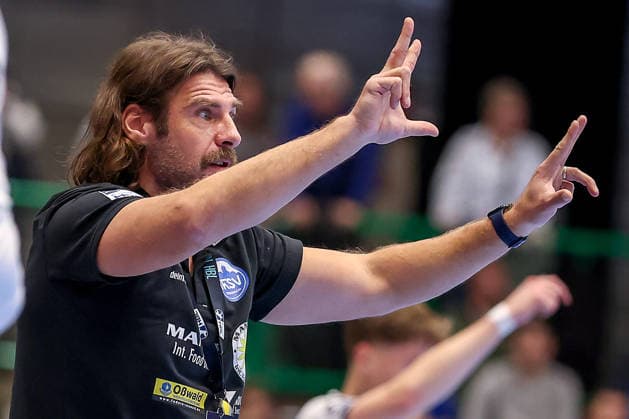 11 12 2025, Handball, HBL, Bergischer HC ThSV Eisenach, Unihalle Wuppertal Sebastian Hinze Eisenach hc gesticulating on the sidelines North Rhine-Westphalia Germany