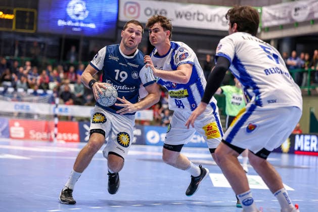 11 12 2025, Handball, HBL, Bergischer HC ThSV Eisenach, Unihalle Wuppertal Tomas Babak BHC 19 in duel against Stephan Seitz Eisenach 44 North Rhine-Westphalia Germany