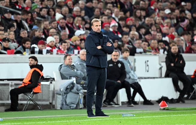11 12 2025, xsltx, Football UEFA Europa League, VfB Stuttgart Maccabi Tel Aviv v l Coach Sebastian Hoeness Hoeneß VfB Stuttgart gives instructions Stuttgart