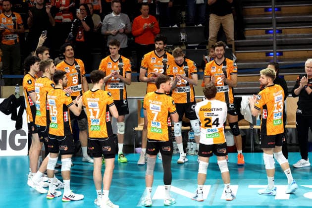 DEU, Champions League, BR Volleys vs Las Palmas, 11 12 2025, Max Schmeling Halle, Berlin, DEU, Champions League, BR Volleys vs Las Palmas, in the picture BR Volleys players circle nordphotoxGmbHx xEngler nph00076