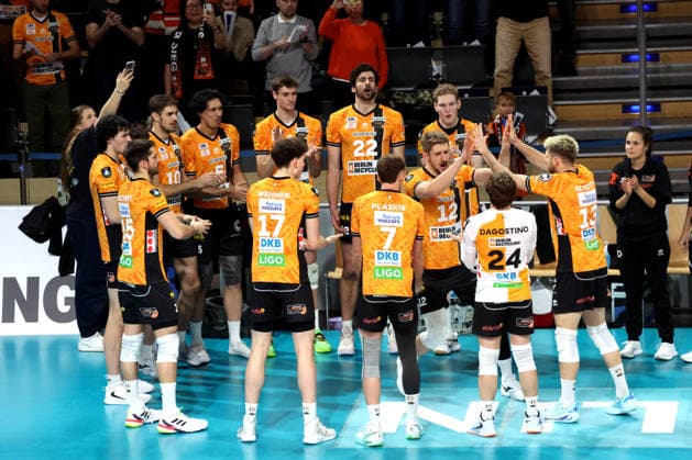 DEU, Champions League, BR Volleys vs Las Palmas, 11 12 2025, Max Schmeling Halle, Berlin, DEU, Champions League, BR Volleys vs Las Palmas, in the picture BR Volleys players circle nordphotoxGmbHx xEngler nph00076