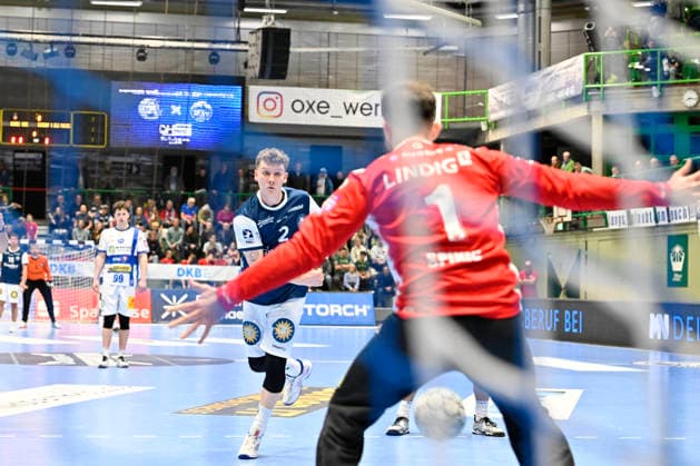 GER, 1 DAIKIN HBL, BHC06, BHC06 ThSV Eisenach, 16 Matchday 11 12 2025,Wuppertal ,Unihalle, GER, 1 DAIKIN HBL, 16 Matchday BHC06 ThSV Eisenach 1 Liqui Moly HBL regulations prohibit any use of photographs as image sequences and or quasi video in the picture Noah Beyer Bergischer HC 2 converts against goalkeeper Matija Spikic THSV Eisenach 1 NordphotoxGmbHx xFreund nph00018