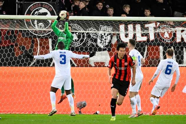 Midtjylland v KRC Genk - UEFA Europa League MIDTJYLLAND, DENMARK - DECEMBER 11 : Van Crombrugge Hendrik goalkeeper of KRC Genk and Sadick Mujaid defender of KRC Genk during the UEFA Europa League 2025 26 League Phase MD6 match between Midtjylland and KRC Genk on December 11, 2025 in Midtjylland, Denmark, 11 12 2025 Midtjylland Denmark  Copyright: xTomasxSiskx