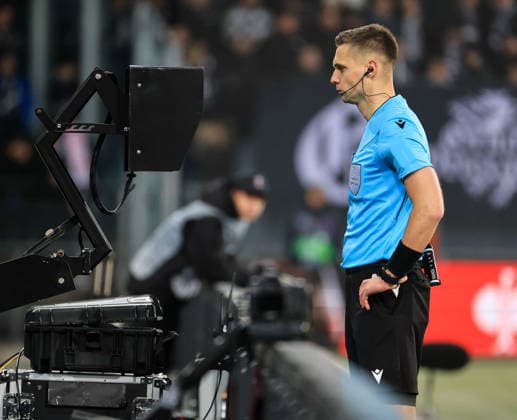 SOCCER - UEFA EL, Sturm vs Red Star GRAZ,AUSTRIA,11.DEC.25 - SOCCER - UEFA Europa League, SK Sturm Graz vs Red Star Belgrade. Image shows referee Damian Sylwestrzak (POL) with the VAR monitor.  GEPAxpictures xWolfgangxGrebien